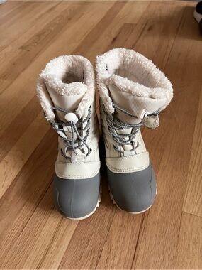 Target Kids' Winter Boots in Cream and Gray